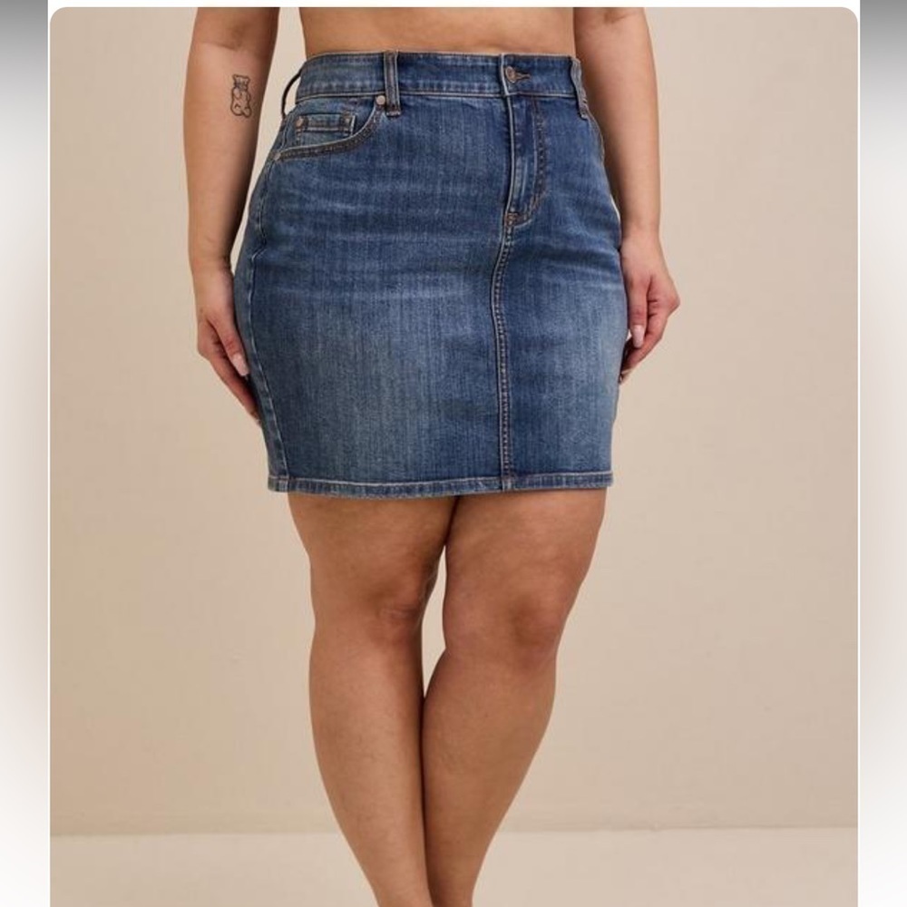 Torrid Mini Denim Straight Skirt Medium Wash Size 24 NWT